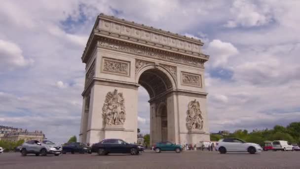 Timelapse Traffic Arc Triomphe Summer Day Historical Monument Overlooks Avenue — Video