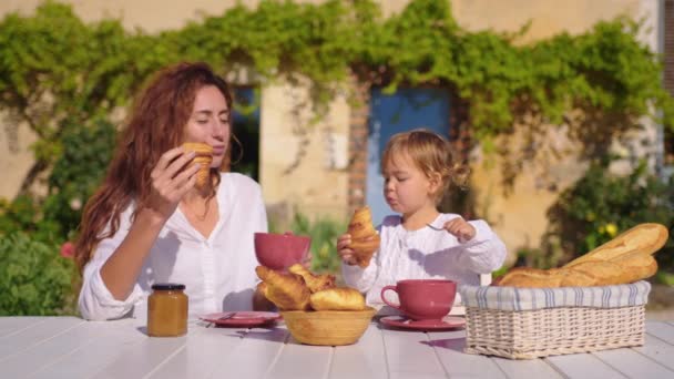 Mother Daughter Eat Croissants Summer Morning France Concept Making Breakfast — Stockvideo