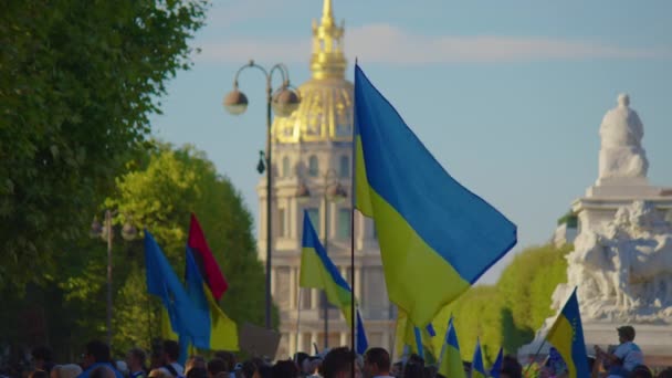 Paris France August 2022 People Protesting War Crowd Waving Flags — Vídeo de stock