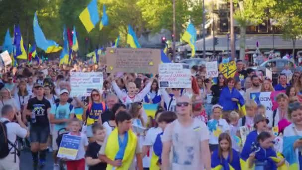 Paris France August 2022 People Protesting War Crowd Waving Flags — Video