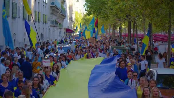 Paris France August 2022 People Protesting War Crowd Waving Flags — Stockvideo