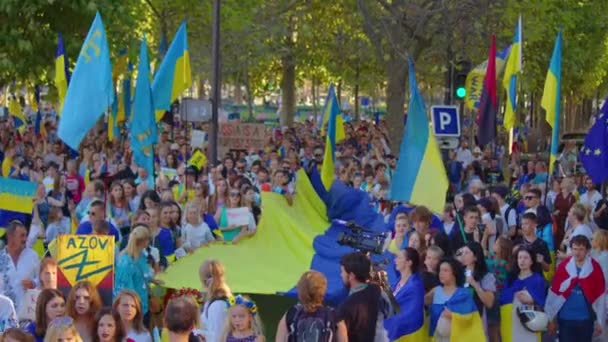 Paris France August 2022 People Protesting War Crowd Waving Flags — Stock Video