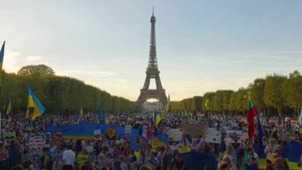 Paris France August 2022 People Protesting War Crowd Waving Flags — Stockvideo