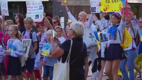 Paris France August 2022 Demonstration War Crowd Waving Flags View — Stockvideo