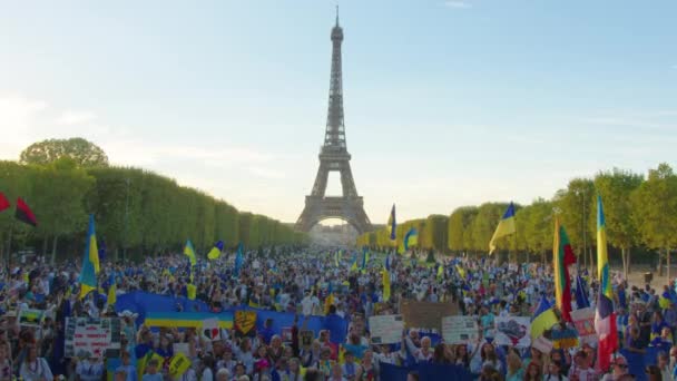 Paris France August 2022 Demonstration War Crowd Waving Flags View — Stockvideo