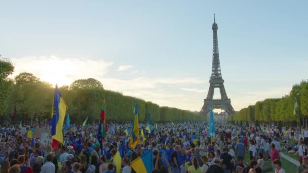 Paris France August 2022 Demonstration War Crowd Waving Flags View — Stock video