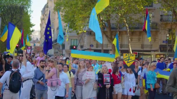 Paris France August 2022 Demonstration War Crowd Waving Flags View — Stock video