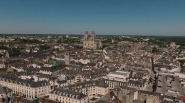 Paris 'in banliyösü, Fransız şehri Orleans' ın havadan görünüşü. Tarihi şehrin ortaçağ evlerinin çatıları. Güzel evleri ve kilisesi olan şehir merkezi. Yüksek kalite 4k görüntü