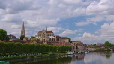Auxerre Saint-Etienne Katedrali ile birlikte River Yonne, Burgundy, Fransa 'da. Yüksek kalite 4k görüntü