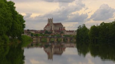 Auxerre Saint-Etienne Katedrali ile birlikte River Yonne, Burgundy, Fransa 'da. Yüksek kalite 4k görüntü