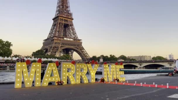 Cinematic Shot Man Making Surprise Proposal Marriage His Beloved Woman — Video Stock
