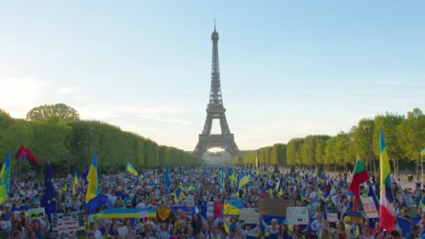 Paris France August 2022 Demonstration War Crowd Waving Flags View — Stock Video