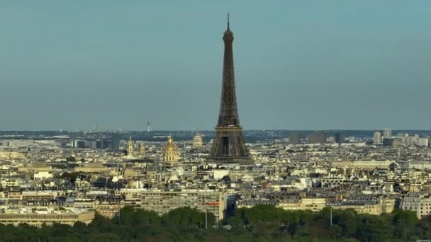 Parallax Effect Close Shot Eiffel Tower Drone Height Aerial Panorama — Vídeo de stock