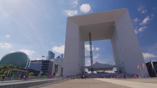 Επιχειρηματικό Κτίριο Μπλε Ουρανό Και Φωτοβολίδα Defense Παρίσι Γαλλία Υψηλής — Αρχείο Βίντεο