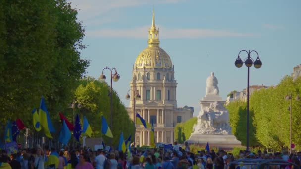 Paris France August 2022 Demonstration War Crowd Waving Flags View — Vídeos de Stock