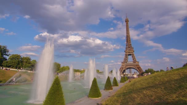 Эйфелева Башня Артезианским Колодцем Потоки Воды Летний Отдых Париж Солнечный — стоковое видео