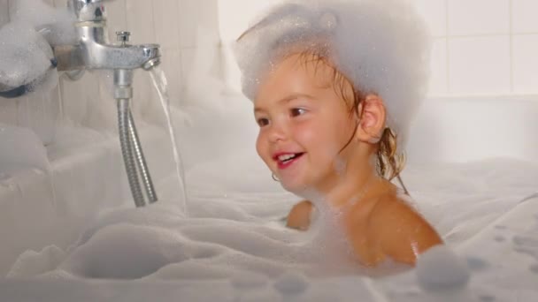 Ένα Χαρούμενο Κορίτσι Πλένεται Και Παίζει Στο Μπάνιο Αφρό Καθημερινή — Αρχείο Βίντεο
