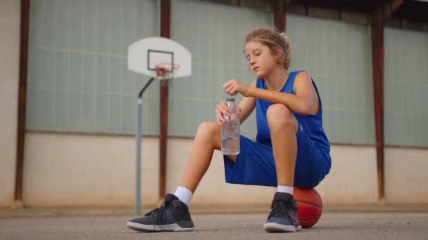Έφηβος Παίζει Μπάσκετ Υγιεινός Τρόπος Ζωής Και Χόμπι Χαριτωμένο Παιδί — Αρχείο Βίντεο