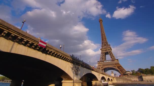 Timelapse Movement Clouds People Walk Paris Eiffel Tower Background Most — Video