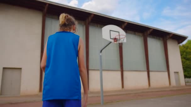 Молодой Спортсмен Играет Баскетбол Открытом Воздухе Юноши Занимаются Баскетболом Открытой — стоковое видео