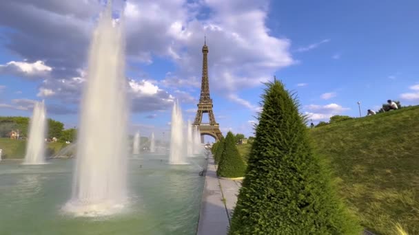 Eiffel Tower Artesian Well Water Gush Summer Holiday Paris City — Stock videók