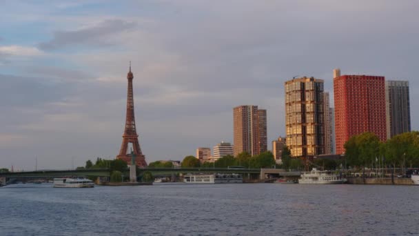 Eiffel Tower Artesian Well Water Gush Summer Holiday Paris City — Stockvideo