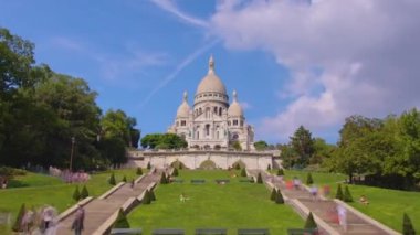 Paris 'teki Sacre-Coeur Bazilikası' nın önünde merdivenlerde hareket eden insanların zaman aşımı. Yüksek kalite 4k görüntü