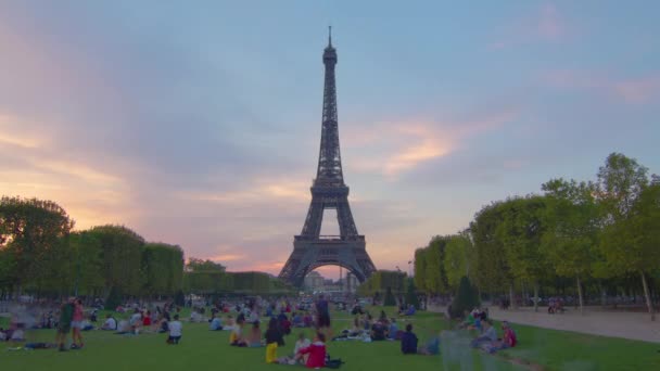 Eiffel Tower Champs Mars Paris Time Lapse France Blue Night — стокове відео