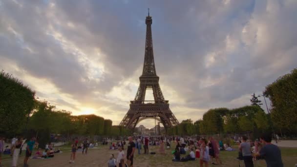 Timelapse Movement Clouds People Walk Paris Eiffel Tower Background Most — 비디오