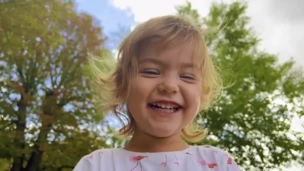 Porträtt Liten Barn Flicka Tittar Kameran Stående Parken Sommardagen Liten — Stockvideo