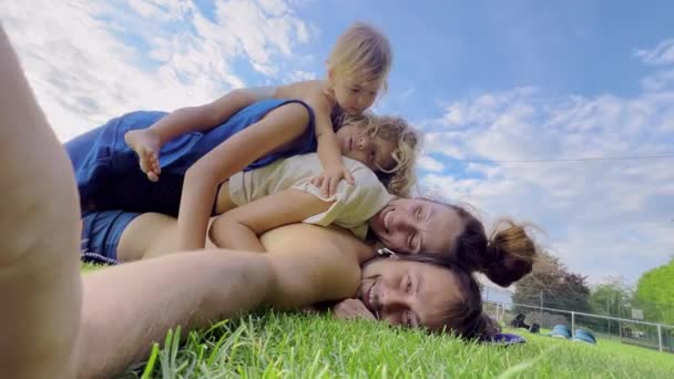 Ευτυχισμένη Οικογένεια Συμπεριλαμβανομένων Της Μητέρας Του Πατέρα Και Δύο Παιδιά — Αρχείο Βίντεο