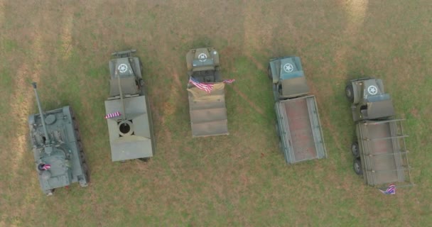 Luftaufnahme Konvoi Alter Amerikanischer Militärfahrzeuge Ausstellung Alter Waffen Und Ausrüstung — Stockvideo