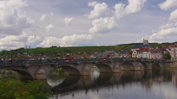 Velký Dav Lidí Mostě Provoz Lidí Čas Vypršel Krásné Mraky — Stock video
