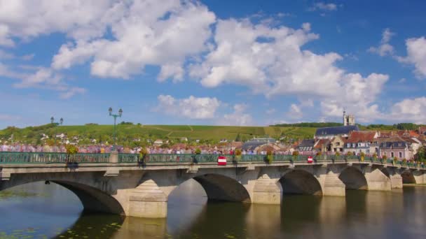 Duży Tłum Ludzi Moście Korki Ludzi Czas Ucieka Piękne Chmury — Wideo stockowe