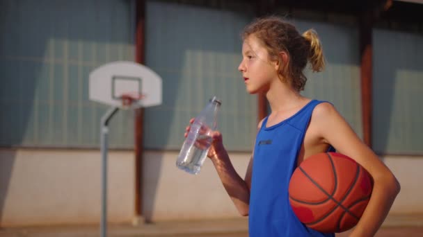 Portrait Joueur Basket Satisfait Assis Sur Terrain Avec Une Balle — Video