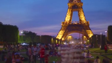 Bir yaz günü Eyfel Kulesi 'ndeki trafik saatleri. Bu tarihi anıt, Fransa 'nın başkenti Paris' in göbeğindeki caddeye bakıyor. - Evet. Yüksek kalite 4k görüntü