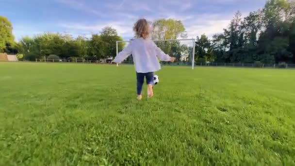 Flickan Spelar Boll Parken Glad Familj Kid Dröm Koncept Barnet — Stockvideo