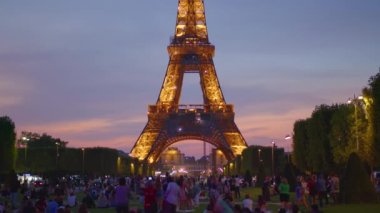 Eyfel Kulesi 'nin gece manzarası. Yüksek kalite 4k görüntü