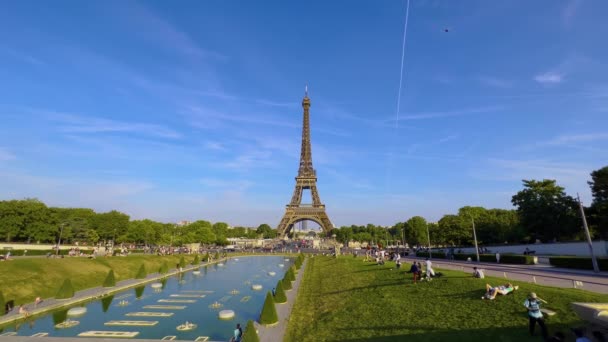Eiffel Tower Champs Mars Paris France Blue Cloudy Sky Summer — Wideo stockowe