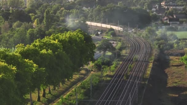 Letecký Pohled Rychlý Osobní Vlak Jedoucí Železnici Vysoký Úhel Pohledu — Stock video