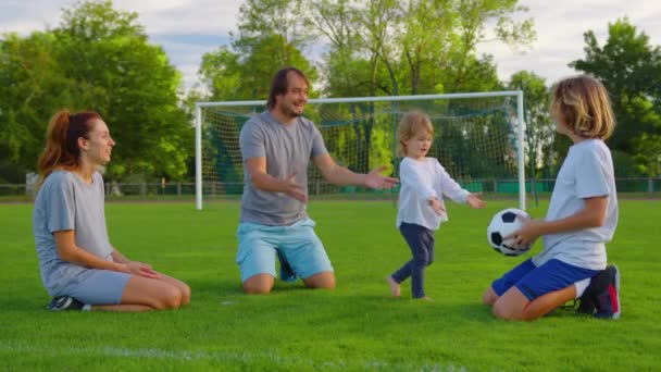 Щаслива Сім Двома Дітьми Які Грають Футбольним Ячем Кидають Один — стокове відео