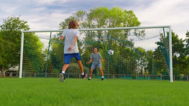 Spowolnione Ujęcie Rodziny Grającej Razem Piłkę Parku Szczęśliwi Rodzice Dzieci — Wideo stockowe