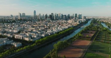 Dünyanın en çok ziyaret edilen şehrinin manzarası. Güneşli bir gün Paris Fransa. Yüksek kalite 4k görüntü
