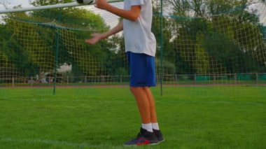 Top Sporcu 'nun kontrolünde. Futbol topu olan çocuk. Çocuk futbol topuyla hokkabazlık yapıyor. Çocuk futbol maçı rüyası. Parkta spor eğitimi. Çocuk top çeviriyor. Sağlıklı bir yaşam tarzı. Yüksek kalite 4k görüntü