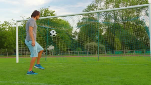 运动员控制着球 带着足球的男孩男孩在玩足球 孩子们对足球比赛的梦想 公园里的体育训练 儿童杂耍球 健康的生活方式高质量的4K镜头 — 图库视频影像