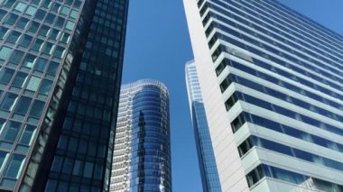 Başarı şirketlerinin ofislerinin bulunduğu bir ofis binası. Şirket işi, yüksek gökdelen cam yüzeyi. Yüksek kalite 4k görüntü