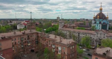 Mariupol, Ukrayna, 30 Eylül 2021: Mariupol şehir merkezi. Savaştan önce şehrin üzerinde uçuyordu. Rus saldırısından önce Ukrayna şehri. Yüksek kalite 4k görüntü
