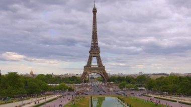 Yazın gün batımında Eyfel Kulesi. Düzenleme için nötr renk videosu. Fransa 'nın en popüler turizm merkezi. Champ de Mars 'ta güzel bir Fransız kulesi, 5 Avenue Anatole France. Yüksek kalite 4k görüntü