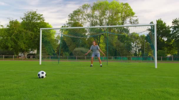 Far Mor Son Och Liten Flicka Spelar Fotboll För Skojs — Stockvideo