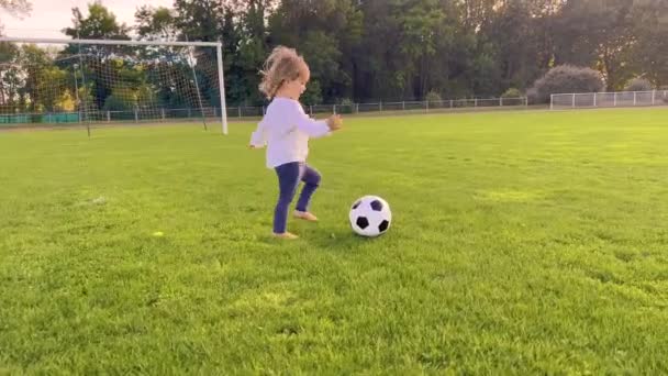 Petit Enfant Joue Football Coucher Soleil Bébé Court Autour Terrain — Video
